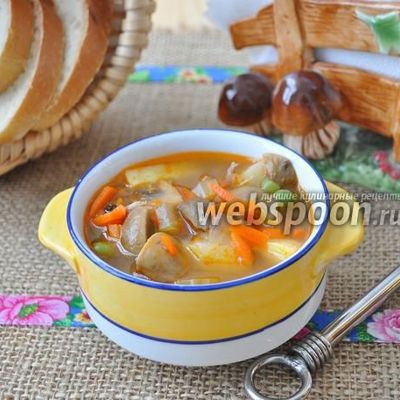 Суп из индейки с грибами и горошком в мультиварке