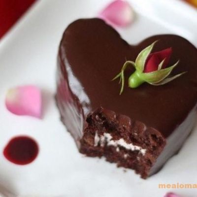 Шоколадный десерт с заварным кремом в форме сердца