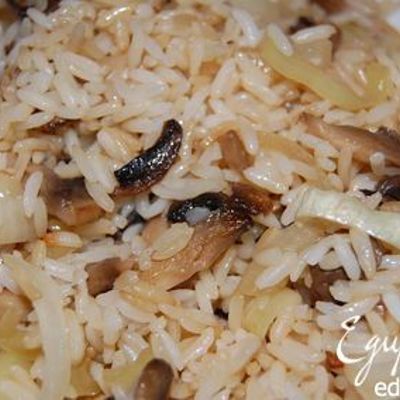 Китайский гарнир жареный рис с грибами и сладким перцем