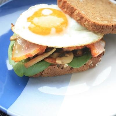 Сэндвич с яйцом, беконом и грибами