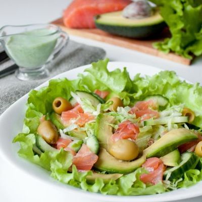 Салат с малосольной форелью и авокадо