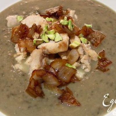 Крем-суп из зеленой чечевицы с фуа-гра или куриной грудкой , карамелизированным луком и фисташками