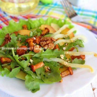 Витаминный салат с лисичками, авокадо, персиком и руколой