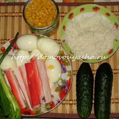 Салат крабовый с огурцом, рисом, кукурузой, яйцом.