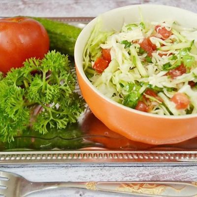 Салат из свежей капусты, огурцов и помидоров