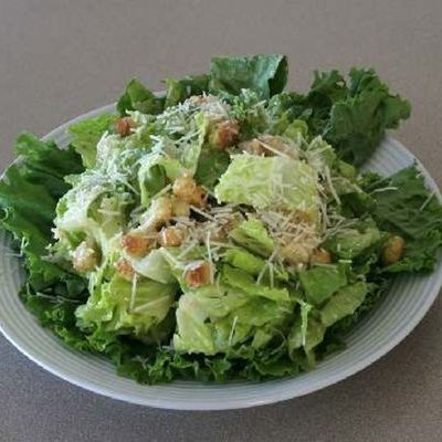 Зелёный салат с соусом цезарь
