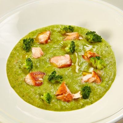 Крем-суп из брокколи с лососем.