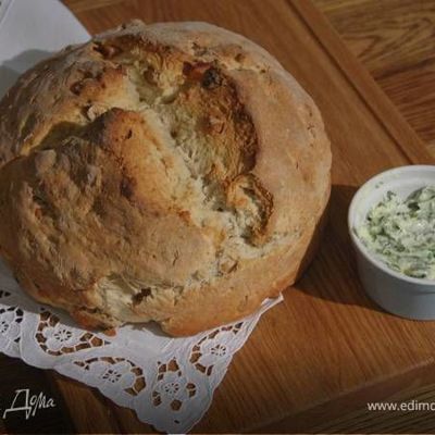 Домашний хлеб с курагой, орехами и зеленым маслом