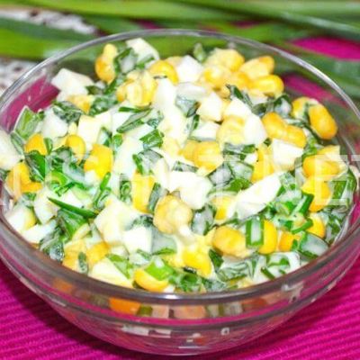Салат из зеленого лука с кукурузой