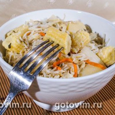 Рисовая лапша с овощами и яйцом
