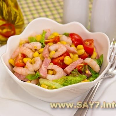 Салат с креветками, кукурузой и помидорами