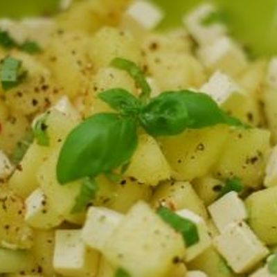 Салат с дыней и сыром фета