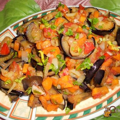 Баклажаны с овощами тушеные на сковороде