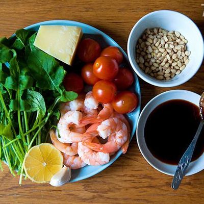 Салат с креветками классический простой рецепт с помидорами