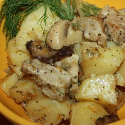 Ужин в мультиварке. Тушеная картошка с мясом и грибами.