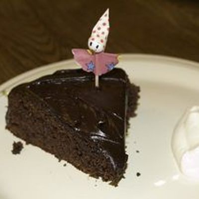 Шоколадно-медовый торт в шоколадной глазури