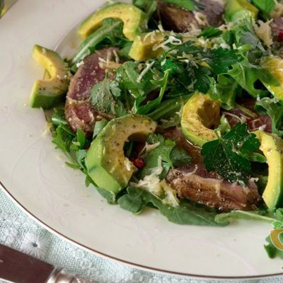 Теплый салат из стейка с авокадо
