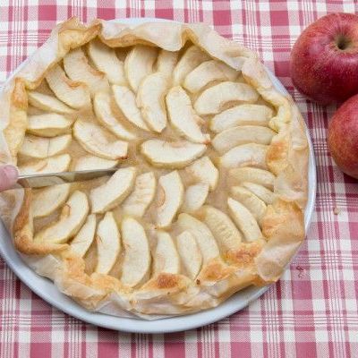 Яблочный пирог из слоеного теста