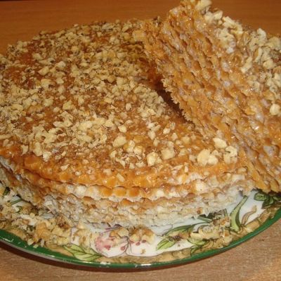 Вафельный торт со сгущенкой и орехами