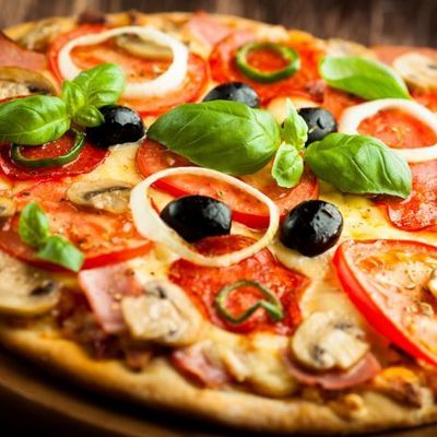 Итальянская пицца с ветчиной и грибами