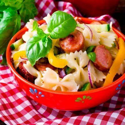 Теплый салат с макаронами и сосисками