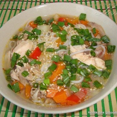 Суп из курицы с рисовой лапшой и овощами