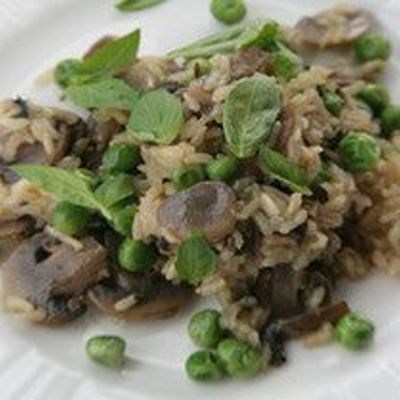 Бурый рис с грибами и зеленым горошком