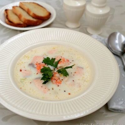 Сырный суп с семгой и креветками