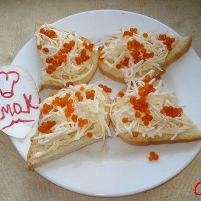 Новогодние бутерброды с красной икрой и плавленным сыром