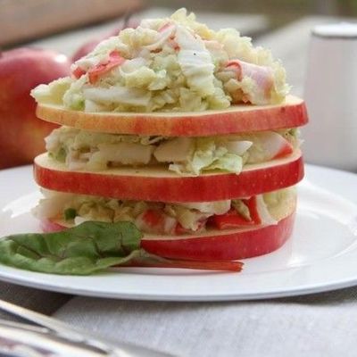 Салат из крабового мяса, яблок и капусты