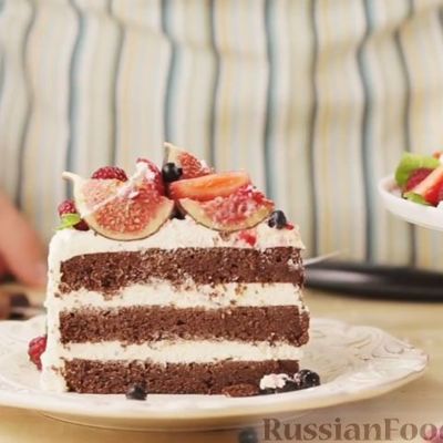 Шоколадный торт с кремом маскарпоне и свежими ягодами