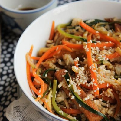 Жареный рис с овощами и тофу