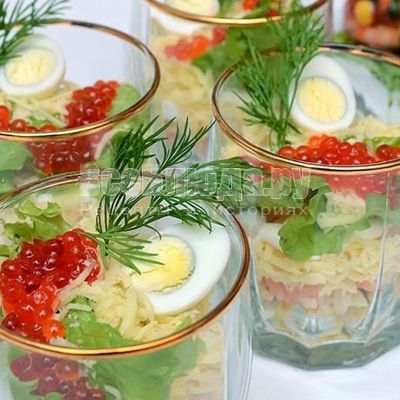 Салат в стакане с креветками, кальмарами, икрой