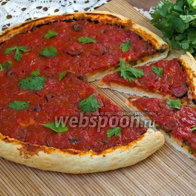 Пицца без сыра с маслинами и чесноком