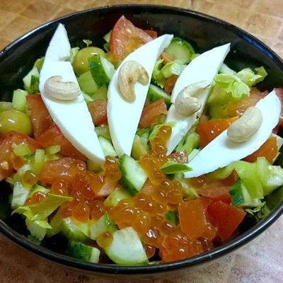 Овощной салат с каперсами, адыгейским сыром, кешью и красной икрой