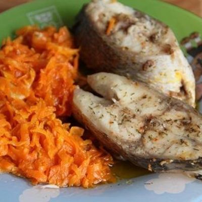 Тушеная рыба с морковью