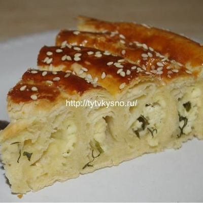 Пирог улитка из слоёного теста с сыром и зеленью