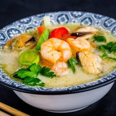 Тайский суп с кокосовым молоком и креветками