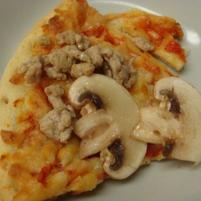 Пицца с грибами и фаршем