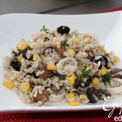 Рисовый салат с кальмарами, грибами и маслинами