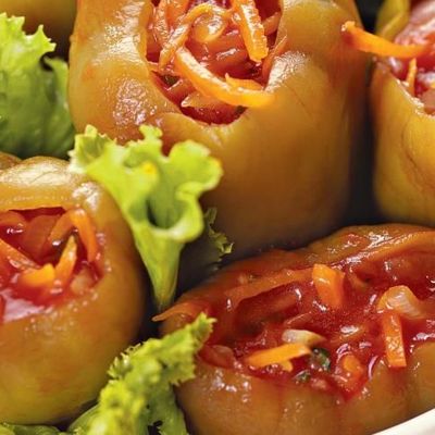 Салат Фаршированные сладкие перцы, маринованные в томатном соке