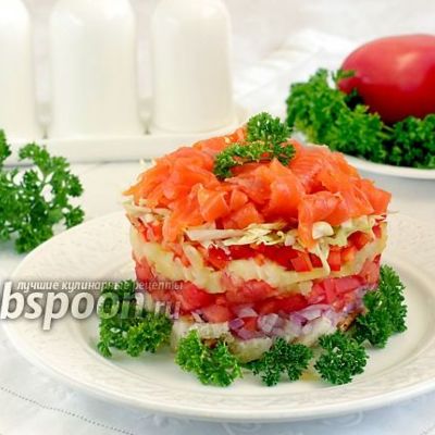 Салат с форелью и овощами