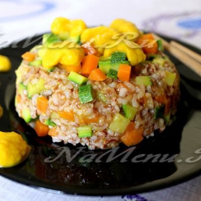 Красный рис с овощами и соусом с куркумой