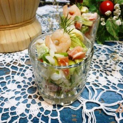 Морской салат-коктейль с авокадо и рисом