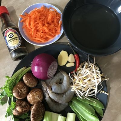 Тигровые креветки на яичной лапше с овощами стир-фрай