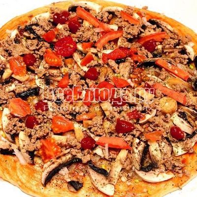 Пицца с мясным фаршем и грибами