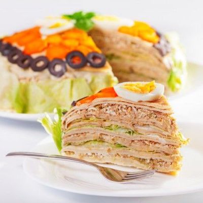 Блинный пирог с салатом из тунца