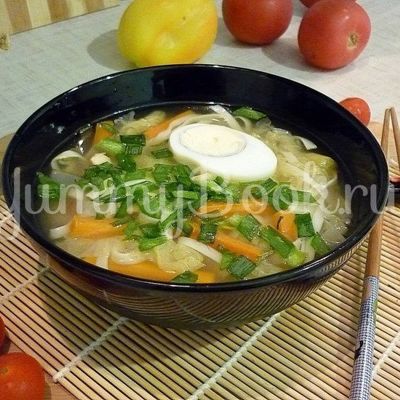 Куриный суп с лапшой, имитирующий японскую кухню