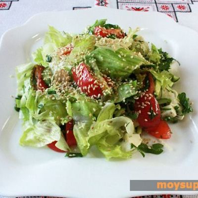 Салат с листьями айсберга, помидорками черри и сыром