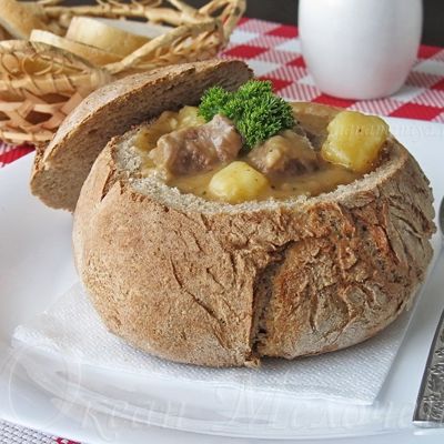 Суп-гуляш в хлебе по-чешски